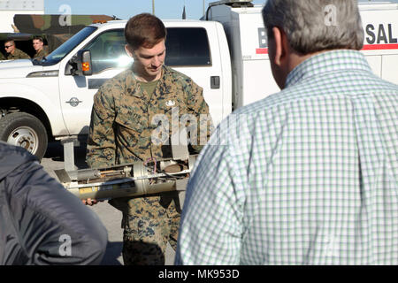 Sgt. Jeffery Meyer zeigt eine Rakete auf eine Gruppe von Beratern aus der Craven County School District während einer Beseitigung von Explosivstoffen Demonstration in der Marine Corps Air Station Cherry Point, N.C., Nov. 29, 2017. Der Berater kam auf die Air Station und verbrachte Zeit mit Marines Marine Wing Support Squadron 274 zugeordnet, 2. Marine Flugzeugflügel, Lernen und Durchführen von Aufgaben, bei denen das Gerät durchführt. Die Mission von MWSS - 274 ist Aviation Ground Support zur Verfügung zu stellen MAG-29, einem Verbund MAG oder andere Designated Aviation Combat Element, und alle unterstützenden oder angeschlossenen Elemente der zu aktivieren Stockfoto