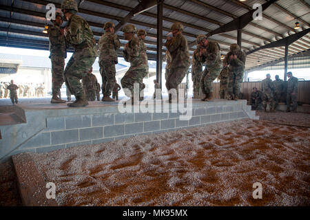 Fallschirmjäger der US Army vom 3. Brigade Combat Team führen während der 20. Jährlichen Randy Ooler Memorial Operation Toy Drop am 30. November 2017 in Fort Bragg, North Carolina, ein anhaltendes Flugtraining durch. Operation Toy Drop wird vom United States Army Civil Affairs and Psychological Operations Command (Airborne) veranstaltet und gilt als die größte kombinierte Luftlandeoperation weltweit, an der acht Partnerländer beteiligt sind. Das Archivbild dokumentiert die Trainingsübung. Stockfoto