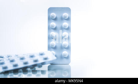 Colchicine 0,6 mg Tabletten Pillen in Licht beständig Verpackung auf weißem Hintergrund. Gicht angriff, Gicht Schmerzen und gouty Arthritis Konzept. Pharmac Stockfoto