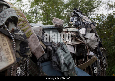 Eine Vielzahl von militärischen Erinnerungsstücke hängen an einem Pfosten vor der Marine Memorial auf Mt. Suribachi auf Iwo Jima, Japan, November 30, 2017. Andenken sind Links für diejenigen, die in der Schlacht von Iwo Jima im Zweiten Weltkrieg gekämpft, das war ein Keystone Schlacht in Marine Corps Geschichte zu bezahlen. (U.S. Marine Corps Foto von Lance Cpl. Amy Phan/Freigegeben) Stockfoto