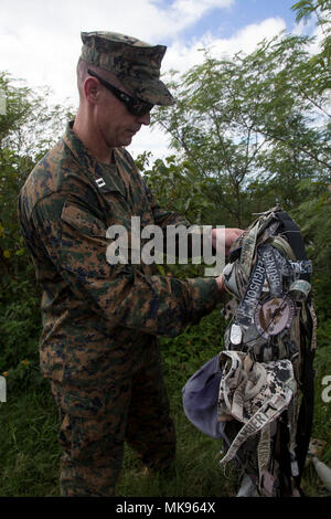 Kapitän Michael Trumm, ein Offizier mit der Bekämpfung der Logistik Logistik Bataillon 31, 31 Marine Expeditionary Unit, Blätter ein Andenken vor der Marine Memorial auf Mt. Suribachi auf Iwo Jima, Japan, November 30, 2017. Andenken sind Links für diejenigen, die in der Schlacht von Iwo Jima im Zweiten Weltkrieg gekämpft, das war ein Keystone Schlacht in Marine Corps Geschichte zu bezahlen. (U.S. Marine Corps Foto von Lance Cpl. Amy Phan/Freigegeben) Stockfoto