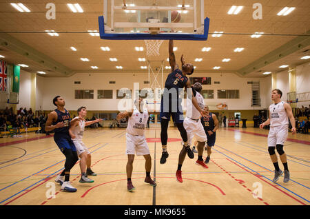 171129-F-GF 466-1060 SHAPE, Belgien (Nov. 29, 2017) Streitkräfte der Vereinigten Staaten Basketball Team Mitglied Senior Airman Darian Donald, aus Oxford, Mississippi, Versuche, ein layup im achten Spiel von 2017 Form internationaler Basketball Turnier. Die jährliche Veranstaltung bringt Teams aus der ganzen Welt Für freundliche Konkurrenz und Partnerschaft an prominenter NATO-Installation. (U.S. Air Force Foto von Broadcast Journalist Airman 1st Class Hannah Anderson/Freigegeben) Stockfoto