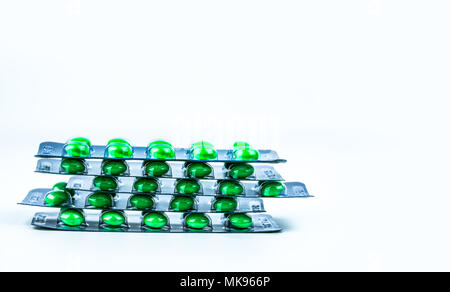 Stapel von Grüne runde Zucker-überzogene Tablette Tabletten in Blisterpackungen auf weißem Hintergrund mit kopieren. Pharma Marketing. Pharmazeutischen Industr Stockfoto