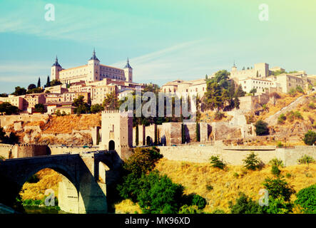 Ansicht von Toledo mit Puente de Alcántara. Spanien Stockfoto