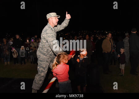 61. Air Base Group Commander, Col Charles Roberts, zusammen mit einigen seiner kleinen Helfer umgedreht der Schalter den Weihnachtsbaum, in der Nähe der Parade am Fort MacArthur, San Pedro, Kalifornien, November 29, 2017. Danach Familie, Freunde und Gehäuse Base Bewohner wurden dann zu essen Snacks, Spielzeug, Kunsthandwerk behandelt, und ein Besuch bei Santa im Gemeindezentrum, um die Ferien zu gehen. (U.S. Air Force Foto/Joseph M. Juarez Sr.) Stockfoto