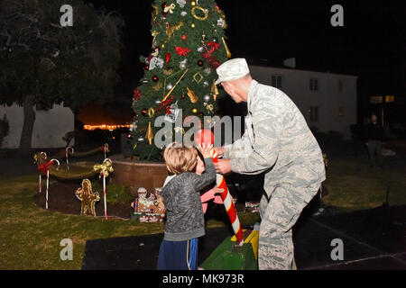 61. Air Base Group Commander, Col Charles Roberts, zusammen mit einigen seiner kleinen Helfer umgedreht der Schalter den Weihnachtsbaum, in der Nähe der Parade am Fort MacArthur, San Pedro, Kalifornien, November 29, 2017. Danach Familie, Freunde und Gehäuse Base Bewohner wurden dann zu essen Snacks, Spielzeug, Kunsthandwerk behandelt, und ein Besuch bei Santa im Gemeindezentrum, um die Ferien zu gehen. (U.S. Air Force Foto/Joseph M. Juarez Sr.) Stockfoto