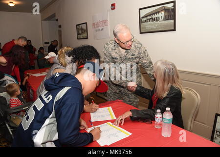 Lt Gen John Thompson, Commander, Raum und Missile Systems Center, nahm eine Pause für einen Fototermin an Ft. Macarthurs Community Center mit Santa's Freiwillige auf der Geschenk anmelden Tabelle. Familie, Freunde, und Gehäuse Base Bewohner wurden, Snacks, Spielzeug, Kunsthandwerk behandelt, und ein Besuch bei Santa im Gemeindezentrum, um die Ferien zu gehen. Früh am Abend die 61. Air Base Group Commander, Col Charles Roberts, zusammen mit einigen seiner kleinen Helfer, Blätterte der Schalter den Weihnachtsbaum, in der Nähe der Parade am Fort MacArthur, San Pedro, Kalifornien, 29. November, Stockfoto