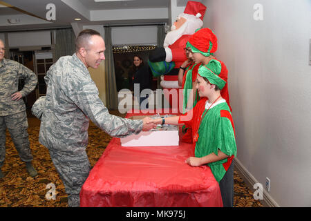 Col Charles Roberts Kommandant, 61 Air Base Wing, Pause für einen Fototermin an Ft. Macarthurs Community Center mit Santa's Helfer. Familie, Freunde, und Gehäuse Base Bewohner wurden, Snacks, Spielzeug, Kunsthandwerk behandelt, und ein Besuch bei Santa im Gemeindezentrum, um die Ferien zu gehen. Früh am Abend die 61. Air Base Group Commander, Col Charles Roberts, zusammen mit einigen seiner kleinen Helfer, Blätterte der Schalter den Weihnachtsbaum, in der Nähe der Parade am Fort MacArthur, San Pedro, Kalifornien, November 29, 2017. (U.S. Air Force Foto/Joseph M. Juarez Sr. Stockfoto