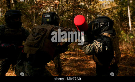 Marines kämpfen in einem pugil Stick bout beim Marine Corps Martial Arts Instructors Kurs in Camp Lejeune, N.C., Nov. 28, 2017. Der dreiwöchige Kurs nimmt die Schülerinnen und Schüler durch intensive körperliche und akademische Ausbildung. Es stellt sicher, dass Sie voll in ihre Fähigkeit, jede Technik korrekt durchzuführen und Marines mit der richtigen Kampfsport Ausbildung überzeugt sind. (U.S. Marine Corps Foto von Cpl. Holly Pernell) Stockfoto