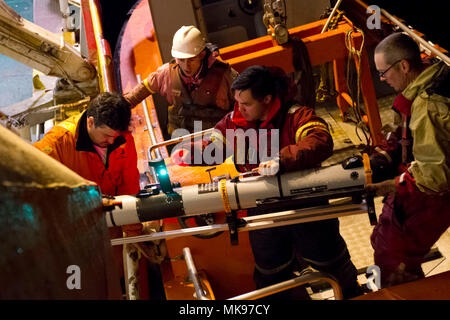 171201-N-TW 634-272 ATLANTIK (31. 1, 2017) Segler zugeordnet zu unbemannten Undersea Fahrzeug Squadron 1 (UUVRON 1), Betrieb mit Unterwasser Rescue Befehl (URC), wieder ein unbemanntes Unterwasserfahrzeug (UVV) von einem kleinen Boot auf den Norwegischen bau Support Vessel Skandi Patagonien, mit Unterstützung der Mitglieder der Besatzung und der argentinischen Marine Partner. Undersea Rescue Befehl, nur u-Boot rescue Einheit der U.S. Navy, mobilisiert die Suche der argentinischen Regierung und Rettungsmaßnahmen für die argentinische Marine diesel-elektrischen submarine A.R.A. zu unterstützen. San Juan (S42). (U.S. Marine Foto von Masse Co Stockfoto