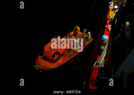 171201-N-TW 634-138 ATLANTIK (31. 1, 2017) Segler zugeordnet zu unbemannten Undersea Fahrzeug Squadron 1 (UUVRON 1), Betrieb mit Unterwasser Rescue Befehl (URC), Aussteigen aus der Norwegischen bau Support Vessel Skandi Patagonien in einem kleinen Boot, mit der Unterstützung der Mitglieder der Besatzung und der argentinischen Marine Partner, für die Bereitstellung eines Unmanned Underwater Vehicle (UVV). Undersea Rescue Befehl, nur u-Boot rescue Einheit der U.S. Navy, mobilisiert die Suche der argentinischen Regierung und Rettungsmaßnahmen für die argentinische Marine diesel-elektrischen submarine A.R.A. zu unterstützen. San Juan (S42). (U.S. Marine Foto Stockfoto