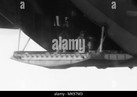 KC-130J Hercules ist ein viermotoriges Turboprop-Luftfahrzeug, das vom United States Marine Corps betrieben wird. Am 29. November 2017 wurde im Einsatzgebiet der 5. US-Flotte das Drogue-System eingesetzt, um einen CH-53E Super Stallion Hubschrauber zu tanken, der die 15. Marine Expeditionary Unit unterstützt. Das Archivbild zeichnet die Abfolge des Betanks während des Fluges auf. Stockfoto