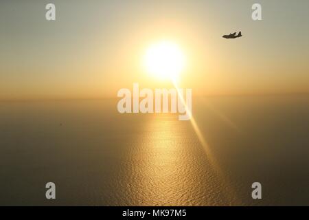 KC-130J Hercules ist ein Tanker- und Transportflugzeug des Marine Corps, das für die Luftbetankung mit einem Sonden-und-Drogue-System konfiguriert ist. Am 29. November 2017 manövrierte das Flugzeug im Einsatzgebiet der 5. US-Flotte in der Nähe eines CH-53E Super Hengstes, bevor es die 15. Marine Expeditionary Unit betankt. Das Archivbild dokumentiert koordinierte Flugaktivitäten. Stockfoto