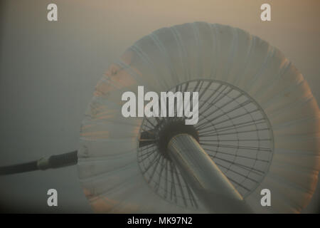 Der CH-53E Super Stallion ist ein schwerer Transporthubschrauber, der vom United States Marine Corps zur Unterstützung von Angriffen und zur Luftbetankung betrieben wird. Im November 2017 betankte das Flugzeug mit einem KC-130J Hercules, der Marine-Expeditionsmissionen unterstützte. Das Archivbild zeichnet die während der Einsätze zur Gefahrenabwehr im Seeverkehr durchgeführten Auftanken mit Sonden und Drogen auf. Stockfoto