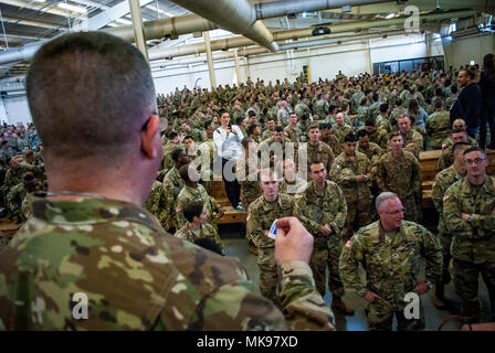 Major General Darrell Guthrie, Kommandierender General der United States Army zivilen Angelegenheiten und psychologische Operations Command (Airborne), liest Zahlen aus einem gewinnlos während der Lotterie Teil des 10. jährlichen Randy Oler Memorial Betrieb Spielzeug Fallen, Dez. 1, 2017. Betrieb Spielzeug Drop ist der weltweit größte kombinierten Betrieb mit neun Partner nation Fallschirmjäger teilnehmenden und Soldaten erlaubt, die Möglichkeit, auf ihren militärischen beruflichen Spezialgebiet zu trainieren, pflegen ihre Bereitschaft, in die Luft und wieder zurück in die lokale Gemeinschaft zu geben. (U.S. Armee Foto: Staff Sgt. Timothy R. Kos Stockfoto