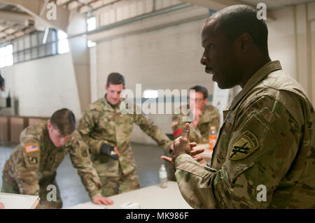 Armee Master Sgt. Joseph Adelkun aus der US-Armee die zivilen Angelegenheiten & psychologische Operations Command (Airborne) Befehl Schriftsatz Soldaten über Air Support Operations im Rahmen des 20. jährlichen Randy Oler Memorial Betrieb Spielzeug Drop, 30. November 2017 in Fort Bragg, North Carolina. Dieses Jahr, acht Länder beteiligt sind und sie gehören; Kolumbien, Kanada, Lettland, den Niederlanden, Schweden, Italien, Deutschland und Polen. Betrieb Spielzeug Fallen, bewirtet durch die US-Armee die zivilen Angelegenheiten & psychologische Operations Command (Airborne) und ist die größte kombinierte Betrieb weltweit durchgeführt. Die e Stockfoto