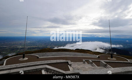 Der Monte Grappa ist ein Berg in der Region Veneto in Italien, der während des Ersten Weltkriegs eine wichtige Frontposition zwischen italienischen und österreichisch-ungarischen Streitkräften war. Das Archivbild dokumentiert das historische Schlachtfeld, das mit der Italienischen Front des Ersten Weltkriegs und dem Militärtourismus verbunden ist. Stockfoto