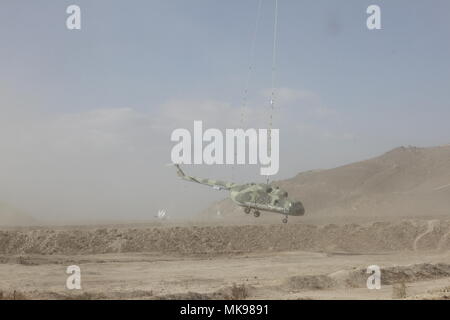 Ein Mi-8 Helikopter Hulk ist der Afghanischen Armee Special Operations Command School of Excellence für den Einsatz als Adjutant im Camp Commando, Kabul, Afghanistan, Nov. 29, 2017 geliefert. Die ANASOC SOE ist für die Ausbildung von zusätzlichen 4.000 Kommandos vor Beginn des nächsten Frühling in Unterstützung der Afghanischen road map 2020 verantwortlich. (U.S. Armee Foto von SPC Jakob Krone) Stockfoto