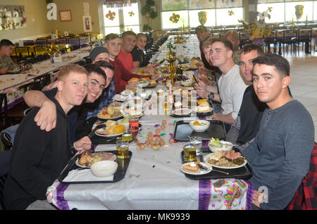 Soldaten von Firma B, 109 Military Intelligence Battalion, 201St Military Intelligence Brigade Auslandseinsätze, genießen Sie ein Thanksgiving Mahlzeit zusammen an den Mut Inn Speisesaal während ihrer Thanksgiving Feier am Joint Base Lewis-McChord, Washington, November 22, 2017. (U.S. Armee Foto: Staff Sgt. Chris McCullough) Stockfoto