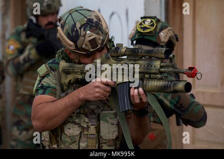 Ein Mitglied der Irakischen Special Forces leiten eine endgültige Air mobility operations Übung im Camp Taji, Irak, Nov. 27, 2017. Camp Taji ist einer von vier Combined Joint Task Force - inhärenten Building Partner Kapazität beheben Standorte Ausbildung Partner Kräfte und Verstärkung ihrer Wirksamkeit auf dem Schlachtfeld gewidmet. CJTF-OIR ist die globale Koalition zu besiegen ISIS im Irak und in Syrien. (U.S. Armee Foto von Cpl. Rachel Diehm) Stockfoto