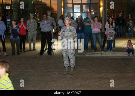 Brig. Gen. Heather Pringle, 502Nd Air Base Wing und Joint Base San Antonio Commander, Adressen der Masse während der Baum Beleuchtung Zeremonie an JBSA - Lackland Nov. 29, 2017. Der Baum Beleuchtung Zeremonie ist eine jährliche Veranstaltung, die in JBSA - Lackland, Fort Sam Houston und Randolph auftritt. (U.S. Air Force Foto von Ismael Ortega) Stockfoto