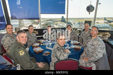 Brig. Gen. Steven Bleymaier, Leiter Logistik, Technik und Schutz, Sitz Air Mobility Command, Scott Air Force Base, Illinois, und die Unternehmensleitung von der 436Th und 512Th Airlift Flügel, für ein Foto vor dem Mittagessen, Nov. 30, 2017, auf Dover Air Force Base, Del Bleymaier und die Führungskräfte stellen das Mittagessen in die Kabine des alten Dover AFB control tower, ist auf Anzeige an der Luft Mobilität Befehl Museum hatte. (U.S. Air Force Foto von Roland Balik) Stockfoto