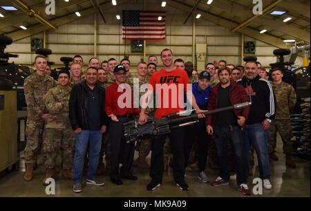 Us-Armee Soldaten zu Die 128 Aviation Brigade zugeordnet posieren für ein Foto mit Ultimate Fighting Championship Kämpfer der UFC-Mitbegründer und MMAjunkie radio Hosts während des MMA Legenden Tour am Joint Base Langley-Eustis, Va., Nov. 30, 2017. Die 128 Avn. Bde. Erweiterte individuelle Ausbildung der Studenten wurden die Wahrscheinlichkeit gegeben, die UFC Besucher, Fragen zu stellen, während ein Treffen und grüßen. (U.S. Air Force Foto von älteren Flieger Kaylee Dubois) Stockfoto