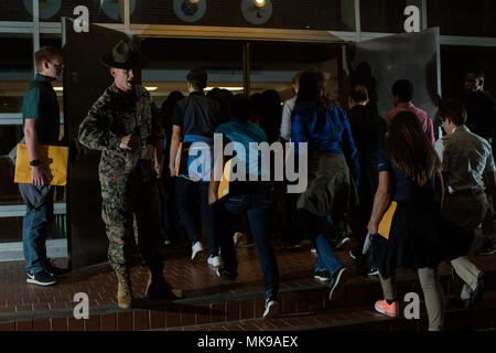 Senior drill instructor Staff Sgt. Michael bedeutet Jr. Gibt die jungen Männer und Frauen, die nur auf die gelben Spuren den ersten Bestellungen auf Parris Island trat. Diese jungen Männer und Frauen werden festgelegt, Delta und Oscar Unternehmen ihre Ausbildung in den nächsten Tagen zu beginnen. (Foto von Lance Cpl. Carlin Warren) Stockfoto