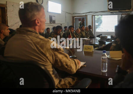 Nationale afghanische Armee Oberst Abdul Wahid, hinten Mitte, der kommandierende Offizier der 2. Brigade, 215 Corps, gibt einen operativen zu U.S. Marines mit Task Force Südwesten und ANA Soldaten mit 215 Corps Camp Le Creusot, Afghanistan, Nov. 30, 2017 aktualisiert. Führungskräfte aus den beiden Kräften met in der Nähe von sangin Pläne und Taktiken für den Betrieb Maiwand Neun zu diskutieren. Mehrere Elemente des Afghanischen Nationalen Verteidigungs- und Sicherheitskräfte Arbeiten in Einklang Sicherheit rund um Laschkar Gah zu verbessern, während ANA Soldaten mit 2. Brigade Clearing sind Taliban Hochburgen im Bereich der Förderung der secu Sangin, um fortzufahren Stockfoto