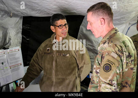 Sgt. 1. Klasse Gabriel Ortizgarcia, einer automatisierten Logistik Spezialist von Sitz und die Hauptverwaltung Batterie, 17 Field Artillery Brigade, Schriftsatz Generalleutnant Gary Volesky, Kommandierender General der I Korps, auf dem 17. FA Bde.admin und Logistik Center während einer taktischen Kommandostellenübung im Camp Hovey, Südkorea an November 11, 2017. (US Army foto Pfc. Ethan Valetski) Stockfoto