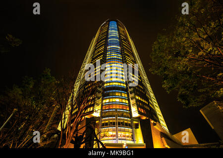 Tokyo, Japan - 20. April 2017: iconic Mori Tower, die modernen Wolkenkratzer und das höchste Gebäude von der Roppongi Hills Komplex in Minato, Tokio, Japan. Nacht Stadtbild Szene. Stockfoto