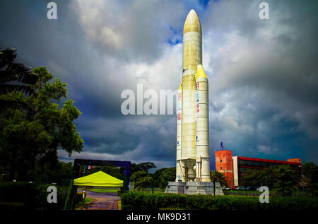 Weltraumrakete Monument im Raumfahrtzentrum 07.05.2013 Kourou, Französisch-Guayana Stockfoto
