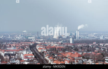 Skyline von Berlin mit Kraftwerk und Smog Stockfoto