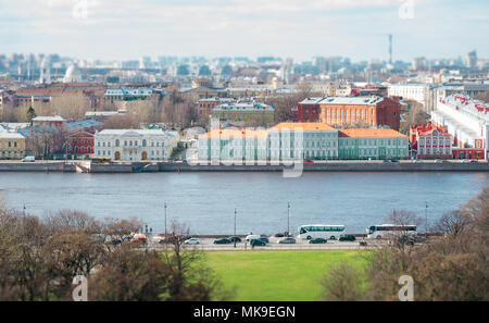 Ufer der Newa und Fakultät für Philologie an der Staatlichen Universität St. Petersburg. Stockfoto