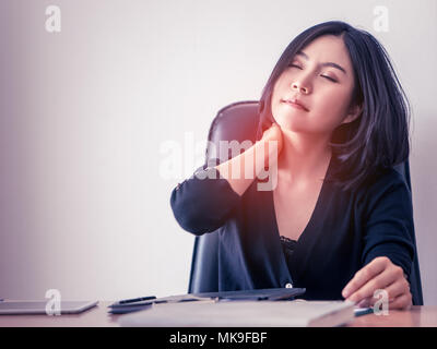 Büroangestellter Verletzungen auf ihre Schulter vom Büro Gesundheit Problem Stockfoto