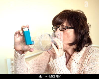 Reife Lady mit Asthma Pumpe Distanzstück Gerät Stockfoto