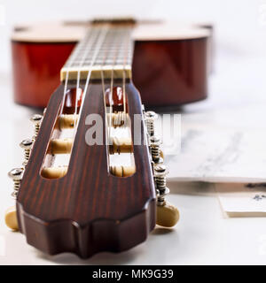 Closeup Schuß von Gitarre Griffbrett und Blatt mit Notizen. Stockfoto