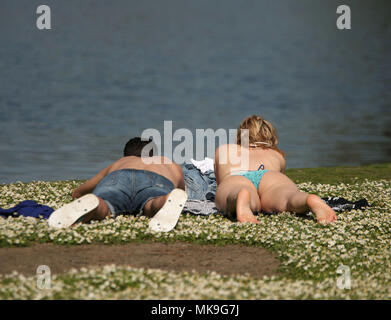 Sonnenanbeter im Regent's Park, London, als die Bank Holiday Montag dürfte die heißesten werden seit Beginn der Aufzeichnungen. Stockfoto