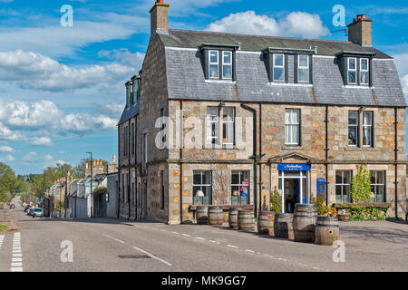 ARCHIESTOWN Moray in Schottland IM ZENTRUM DES DORFES IN DER FRÜHEN FRÜHLING UND DAS HOTEL MIT DER HAUPTSTRASSE DURCH DIE GEGEND Stockfoto