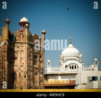 Der Samadhi von Ranjit Singh und Turm von Lahore Fort, Punjab, Pakistan Stockfoto