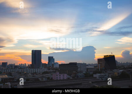 Erstaunliche Himmel mit twilgiht in der Mitte der Stadt von Bangkok Thailand Stockfoto