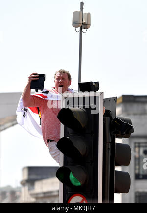 Ein Unterstützer Wolverhampton Wanderers klettert auf eine Ampel, um eine bessere Sicht während der Parade der Sieger durch Wolverhampton zu erhalten. Stockfoto