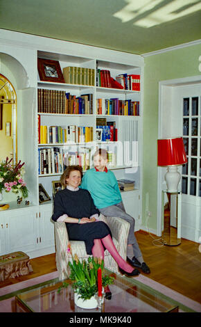 Prinzessin Donata von Preußen mit Sohn Georg Friedrich, Prinz von Preußen, in Fischerhude, Deutschland 1986. Prinzessin Donata von Preußen mit ihrem Sohn Georg Friedrich Prinz von Preußen, in Fischerhude, Deutschland 1986. Stockfoto