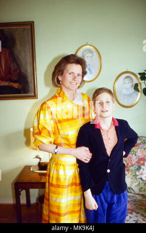 Prinzessin Donata von Preußen mit Sohn Georg Friedrich, Prinz von Preußen, in Fischerhude, Deutschland 1986. Prinzessin Donata von Preußen mit ihrem Sohn Georg Friedrich Prinz von Preußen, in Fischerhude, Deutschland 1986. Stockfoto