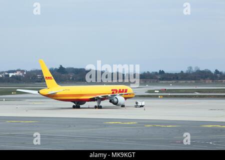 Lyon, Frankreich - 22. März 2018: DHL-Flugzeuge am Flughafen Lyon. DHL Express ist eine Abteilung des deutschen Logistikunternehmen Deutsche Post DHL Stockfoto