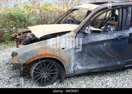 Abandonned ausgebrannt Auto Stockfoto