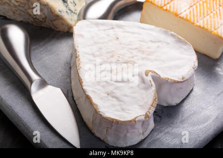 Französischer Käse Platte in Sortiment, Neufchatel herzförmige gealterte weiße Kuh Käse aus der Normandie Stockfoto