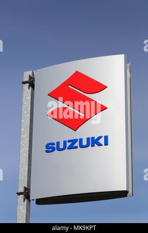 Horsens, Dänemark - 2. April 2018: Suzuki Logo auf einem Panel. Suzuki ist ein Japanisches multinationales Unternehmen Stockfoto