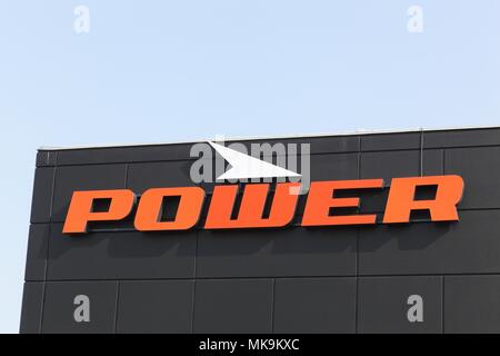 Tilst, Dänemark - 20 April, 2018: Power Logo auf eine Wand. Power ist eine Einzelhandelskette in Unterhaltungselektronik und Weiße Ware in Dänemark Stockfoto