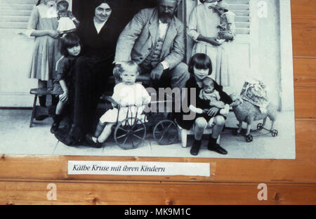 Historisches Foto mit Firmengründerin Käthe Kruse im Käthe Kruse Puppenmuseum in Donauwörth, Deutschland 2005. Vintage photgraphs mit Firmengründer Käthe Kruse an der Käthe Kruse Puppen und Spielzeug Museum in Donauwoerth, Deutschland 2005. Stockfoto